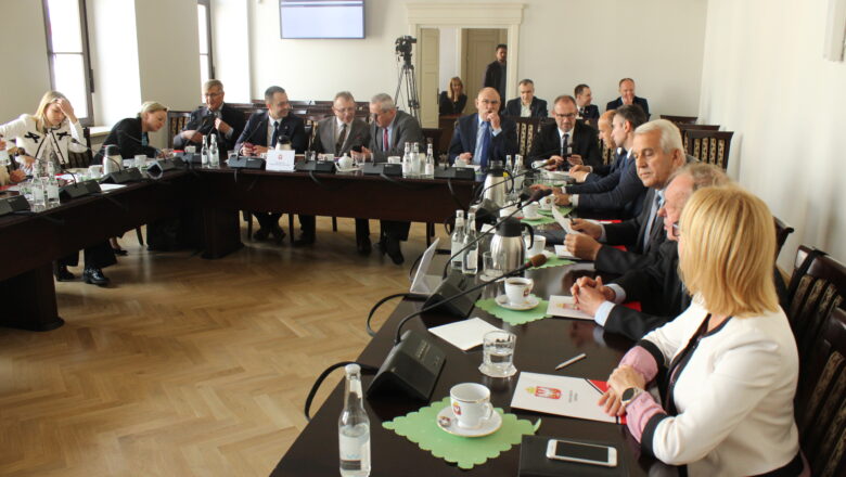 Rada Miasta Gniezna po 2,5 roku zdalnego obradowania, ponownie spotkała się w sali sesyjnej